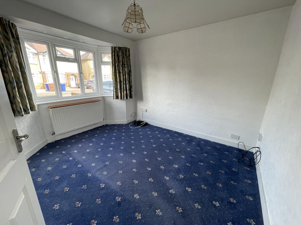 Lot: 23 - SEMI-DETACHED HOUSE FOR IMPROVEMENT - living room